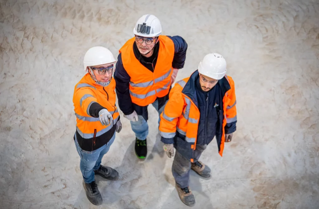 Associé de l'agence Alkantara sur le terrain avec des professionnels du bâtiment